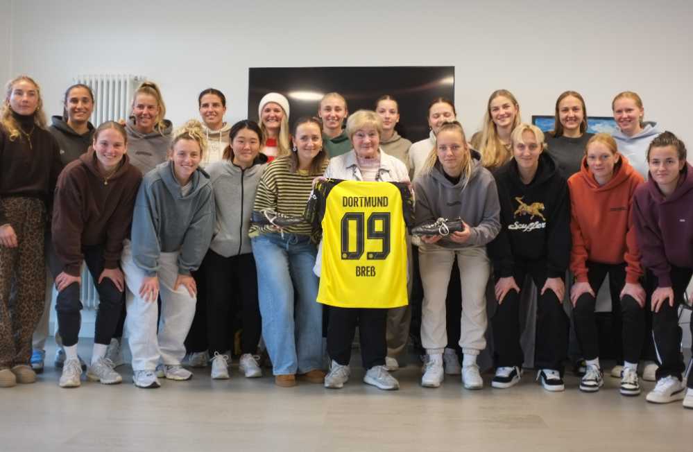 Eine große Gruppen von Menschen stellt sich zum Gruppenbild auf