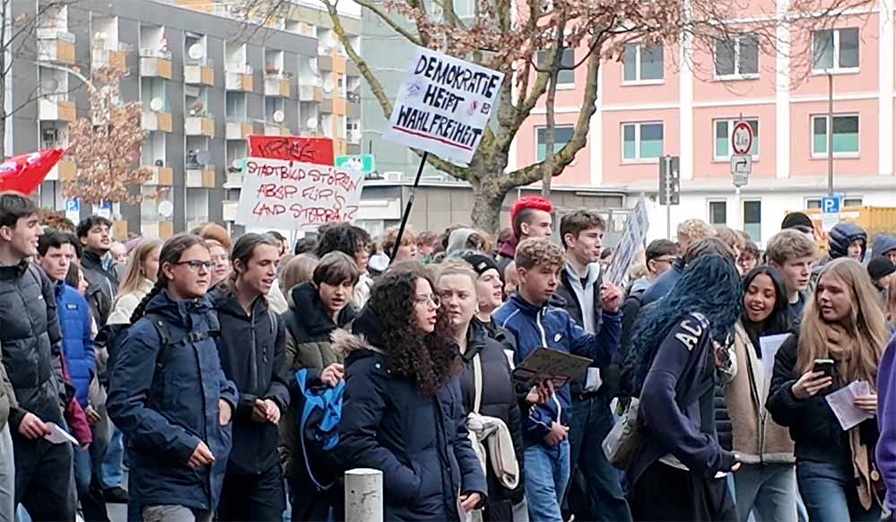 Widerstand-gegen-die-geplanten-Musterungen-ab-2026-Die-Wehrdienstreform-l-st-eine-Protestwelle-aus-1000-Demonstrierende-allein-in-Dortmund