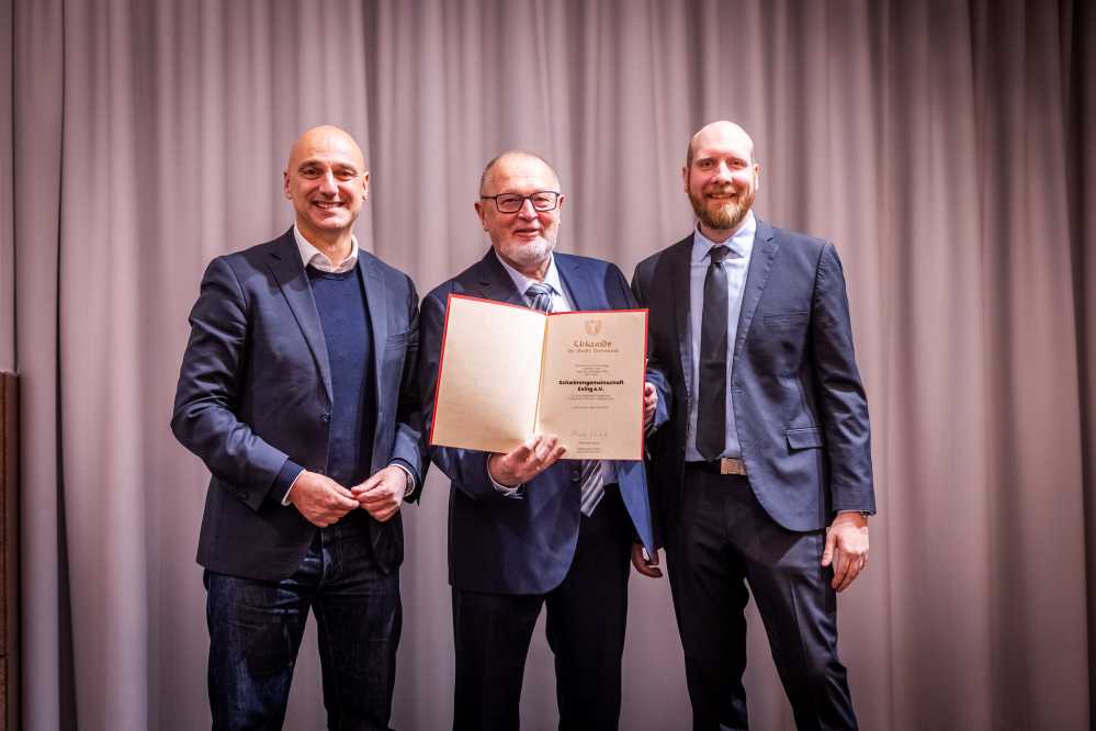 Ehrenamtliche bekommen eine Urkunde