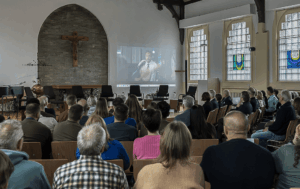 Vorführung der Serie auf einer Leinwand.