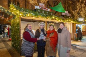 Gewinner:innen vor dem Marktstand