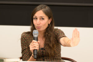 Verbinden statt Spalten: Lesung mit Gilda Sahebi