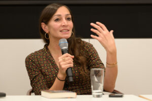 Verbinden statt Spalten: Lesung mit Gilda Sahebi