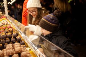 Kinder am Imbissstand auf dem Weihnachtsmarkt