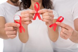 Menschen mit Aids Schleifen in den Händen