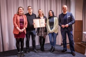 Ehrenamtliche bekommen eine Urkunde