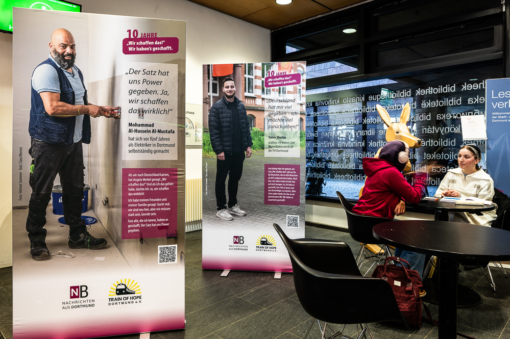 Dortmunder-Erfolge-der-Willkommenskultur-bis-Ende-Februar-zu-sehen-Unsere-Ausstellung-Wir-haben-es-geschafft-steht-jetzt-in-der-Stadt-und-Landesbibliothek