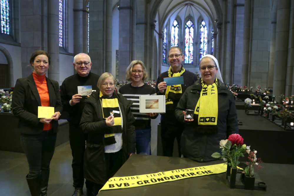 Vertreter:innen der Kirche präsentieren den Box Inhalt