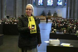 Schwester Klara Arnolds erklärt den Inhalt der Trauerbox