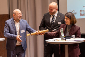  Übergabe des symbolischen „Staffelstabs“