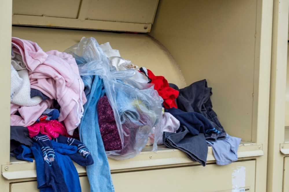 Container voller Kleidung