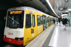 U Bahn fährt am Bahnhof ein.