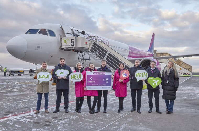 Dortmund Airport, Flugvorfeld Gate 4, 05.01.2026, Guido Miletic (Abteilungsleiter Airport Services + Marketing & Sales Dortmund Airport), Crew des Erstfluges, Carolin Rathmann (Pressesprecherin Dortmund Airport)