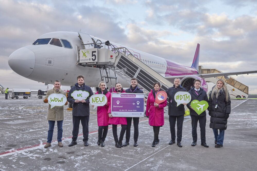 Dortmund Airport, Flugvorfeld Gate 4, 05.01.2026, Guido Miletic (Abteilungsleiter Airport Services + Marketing & Sales Dortmund Airport), Crew des Erstfluges, Carolin Rathmann (Pressesprecherin Dortmund Airport)