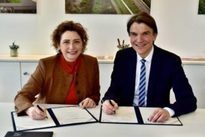 Vertreter:innen der Unternehmen beim unterzeichnen der Dokumente