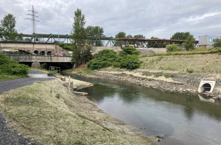 Blick auf den Wasserlauf der Emscher