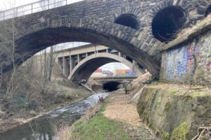 Blick auf den Wasserlauf der Emscher unter Bücken