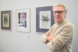 Mathias Schubert, 2. Vorsitzender, Westfälischer Künstler Bund Dortmund vor seinen Werken