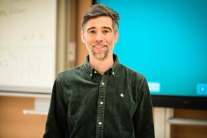 Lehrer Fabian Jakobi im Klassenzimmer