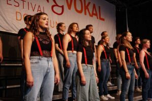 Ein Chor beim Bühnenauftritt