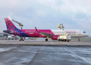Flugzeugenteisung einer Wizz Air Maschine.