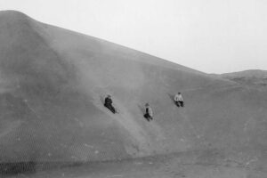 Menschen auf riesigem Sandhügel