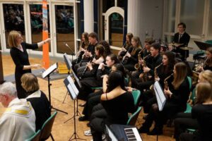 Junge Menschen beim musizieren