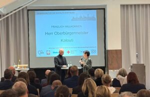 Oberbürgermeister Kalouti mit der Moderatorin