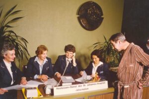 Alte Fotografie: Hostessen am Info Point