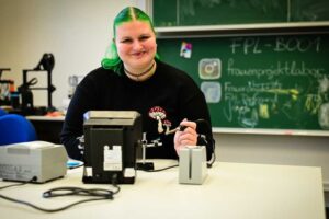 Koordinatorin Lara Blessau beim löten