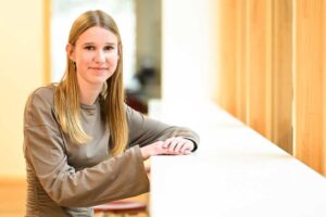 Schülerin Lotta Mämpel sitzt an einem Tisch