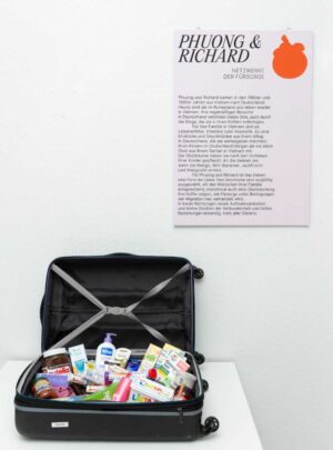 Geöffneter Koffer im Austellungsraum