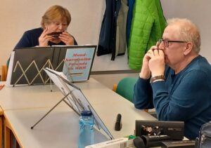 Personen beim Ppielen des Musikinstrumentes