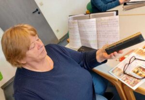 Frau präsentiert Mundharmonika