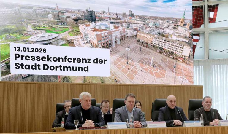 Blick auf das Podium im Ratssaal