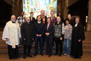 Gruppenfoto mit Vertreter:innen aus Politik, Kirche und Stadtgesellschaft