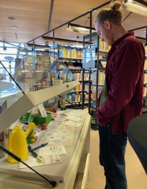 Person schaut sich die Auswahl in der Saatgutbibliothek an