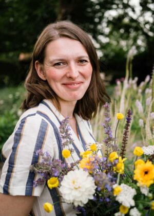 Swetlana Osmers auf einer Blumenwiese