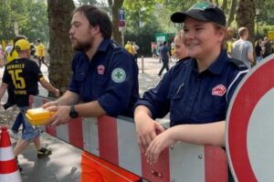 Verkehrskadetten an einer Absperrung