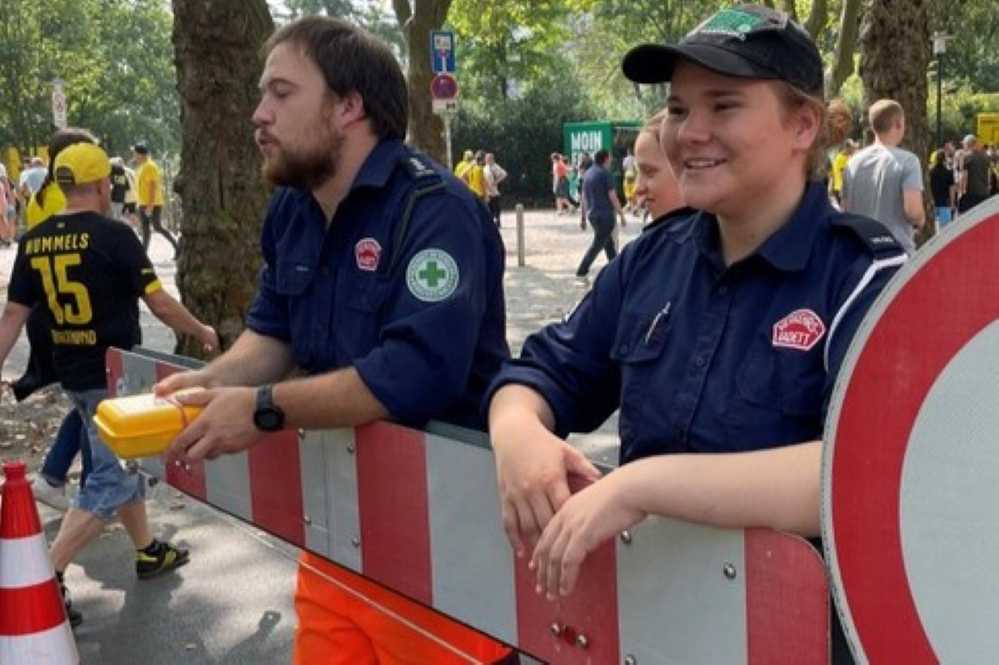 Verkehrskadetten an einer Absperrung