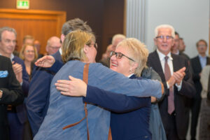 Ausgezeichnete Swetlana Berg bekommt Glückwünsche.