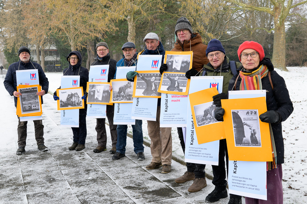 Teilnehmende mit Plakaten