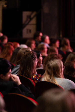 Blick aus dem Publikum heraus.