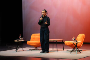 Intendantin des Schauspiels, Julia Wissert, auf der Bühne. 