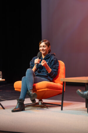 Gilda Sahebi auf der Bühne. 