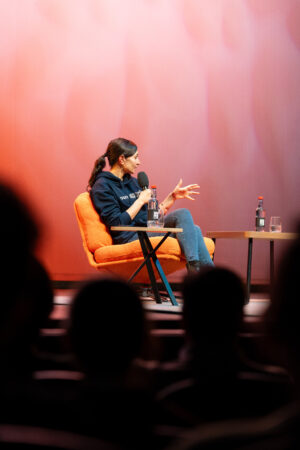 Gilda Sahebi im Diskurs auf der Bühne.