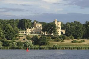 Blick auf Schloss Babelsberg vom Wasser