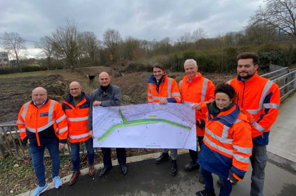 Beteiligte halten Karte hoch