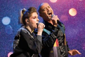 Sänger:innen beim Auftritt