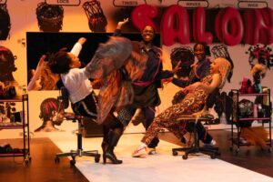 Bühnen Performance in einem Schönheitssalon